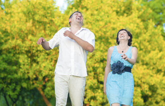 Bilde viser en mann og en kvinne som ler sammen