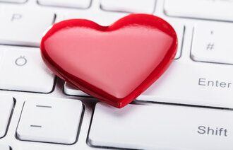 Bildet viser et rødt hjerte som ligger på et tastatur