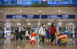 Passasjerer med fly fra Wuhan har ankommet Beijing internasjonale flyplass 23. januar. Passasjerene bruker munnbind.