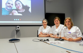 Sykepleiere gir Skype-veiledning til foreldre med prematurt barn