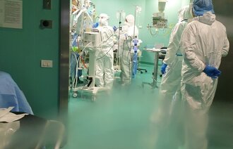 Bildet viser en sykehusstue i Italia.