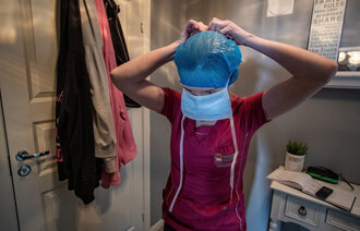 Bildet viser Therese Wahl som gjør seg klar til en hjemmekoronatest