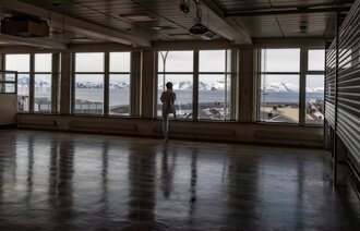 Bilder viser helsepersonell alene i et tomt rom på Hammerfest sykehus
