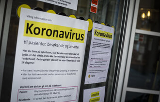 Bildet viesr oppslag om koronavirus ved Sykehuset i Vestfold, Tønsberg
