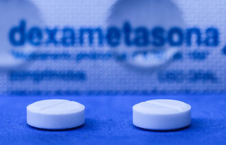 Bildet viser en pilleeske og to piller med deksametason.