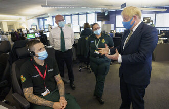 Bildet viser Storbritannias statsminister Boris Johnson som besøker Londons ambulansetjeneste iført munnbind