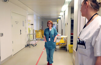 Bildet er fra Ahus og viser seksjonsoverlege Vibecke Sørensen og intensivsykepleier Anne-Lise Solum
