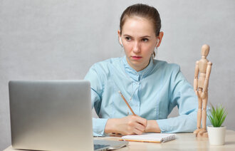 Bildet viser en jente foran en datamaskin.