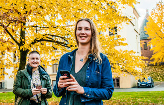 Benedicte Flom og Dina K. Ommundsen har testet ut appen Topp sykepleie