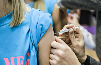 Bildet viser en arm det blir satt hpv-vaksine i.