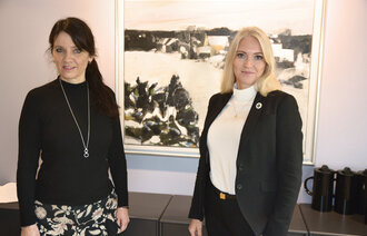 FORTSETTER: Her er Spekter-direkt&oslash;r Anne-Kari Bratten og NSF-leder Lill Sverresdatter Larsen da de innledende forhandlingene startet i august.&nbsp;