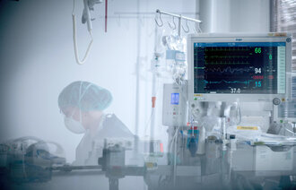 Bildet viser en sykepleier på intensivavdeling.