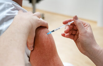 Bildet viser koronavaksinering