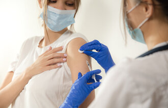 bildet viser en som blir vaksinert
