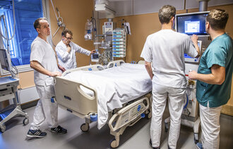Bildet viser Øystein Fahre med kolleger på intensiv på Rikshospitalet.