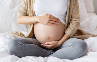 Bildet viser en gravid mage.