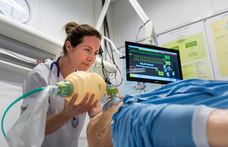 Bildet viser en student i intensivsykepleie som øver i en simulert setting