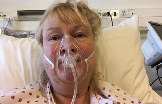 Bildet viser Marianne Rustad Carlsen på Ullevål sykehus. Hun ligger i sengen med pustemaskin.