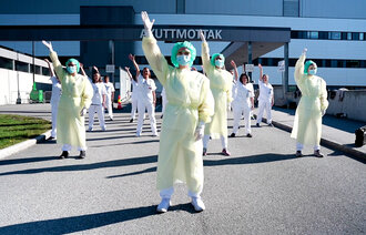 Bildet viser dansende sykepleiere fra 12.mai-video i anledning sykepleierdagen.