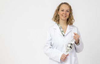 Bildet viser Maren Falch Lindberg, sykepleier og forsker, med en kneprotese