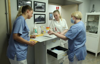 Sykepleier Tone Bekken Solhaug sammen med sykepleierstudentene Karoline Kolstad og Victoria Korslund