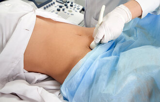 En gravid kvinne får ultralyd