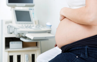 Bildet viser en gravid kvinne