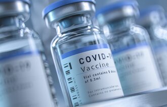 Bildet viser flere hetteglass med koronavaksine.