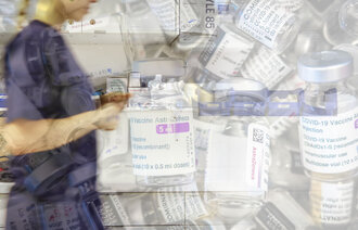 Fotomontasjen viser en haug med tomme hetteglass, og en sykepleier.