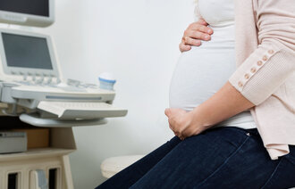 bildet viser gravid kvinne