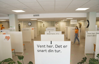 Bildet viser et vaksinesenter.