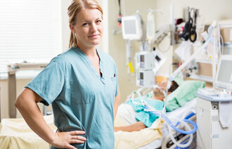 En anestesisykepleier står ved en pasient