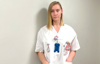 Bildet viser sykepleier Marte Aunmo i sykepleieruniform