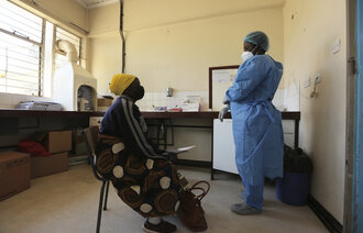 Eldre pasient på sykehus i Harare