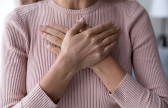 Bildet viser en kvinne som holder armene i kors over hjertet som en gest for takknemlighet