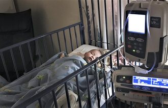 Bildet viser Lilly som ligger i en sykehusseng.