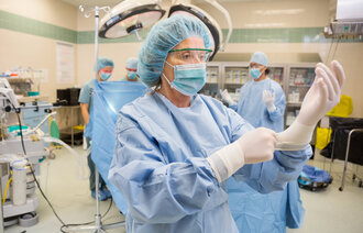 Bildet viser en operasjonssykepleier på operasjonsstuen