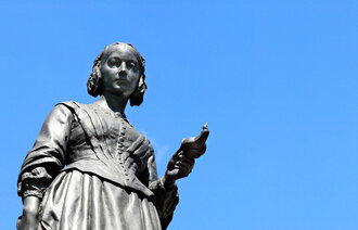 Bildet viser en minnestatue av Florence Nightingale.