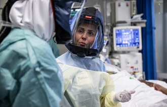 Bildet viser behandling av pasienter med covid-19 på intensivavdelingen på Oslo Universitetssykehus, Rikshospitalet