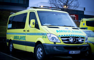 Bildet viser en ambulanse