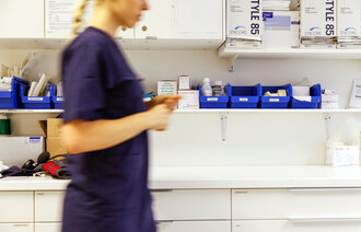 Bildet viser en sykepleier på jobb