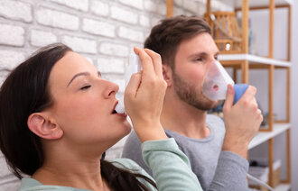 bildet viser et par som bruker to ulike astmainhalatorer