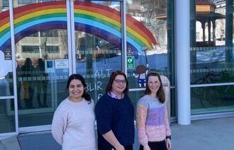 Fra venstre: Heba Jawad, klinisk farmasøyt ved Nordøya hjemmetjeneste, Ellen Riksvold, kommunefarmasøyt i Tromsø kommune og Stine Haustreis, klinisk farmasøyt ved Midtbyen hjemmetjeneste