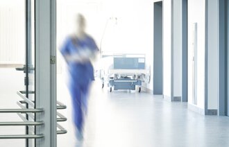 bildet viser utydelig sykepleier som går fort