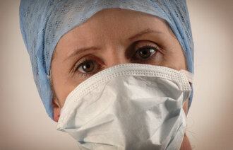 Bildet viser en sykepleier med munnbind.