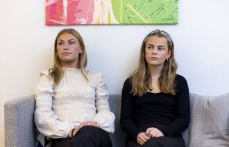 Bildet viser to jenter ved Sogndal videregående skole