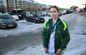 Sykepleier Malin Sæther foran Bergen legevakts parkering
