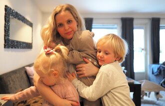 Bildet viser Caroline Sandvik sammen med sine tre barn