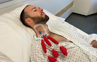 Bildet viser en mann som har fått satt inn et kateter i halsen.