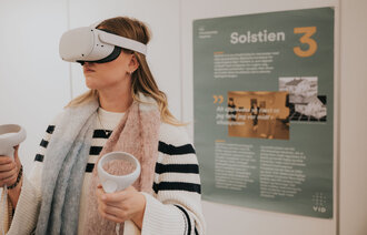Bildet viser en student som har på seg VR-briller